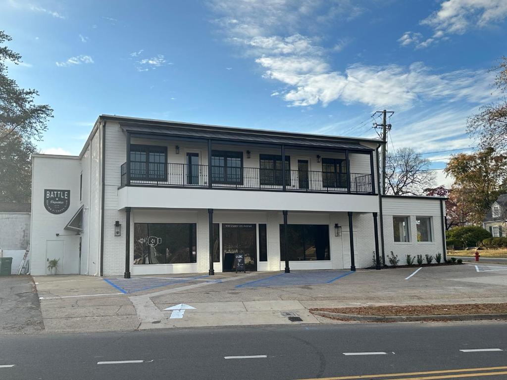 908 Queen City image