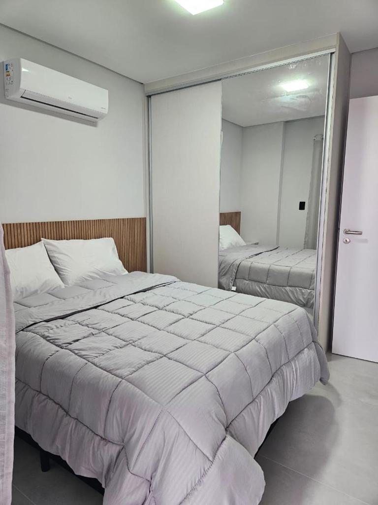 Apê 100m da praia, com wifi + ar condicionado e lazer completo.