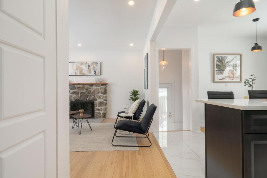 Contemporary renovated house in southshore MTL photo 4