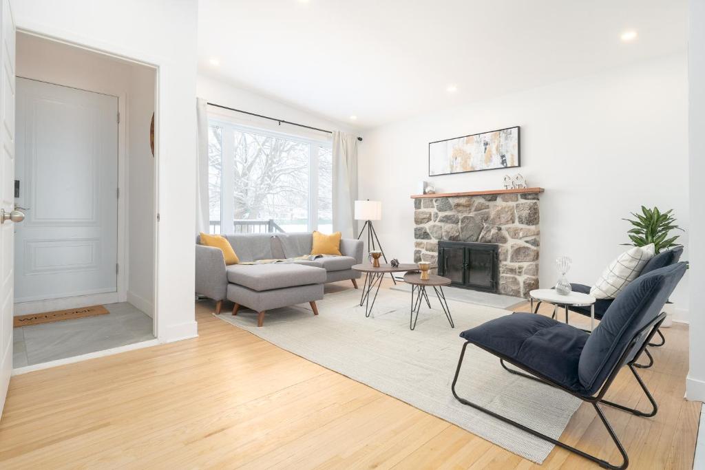 Contemporary renovated house in southshore MTL photo 3