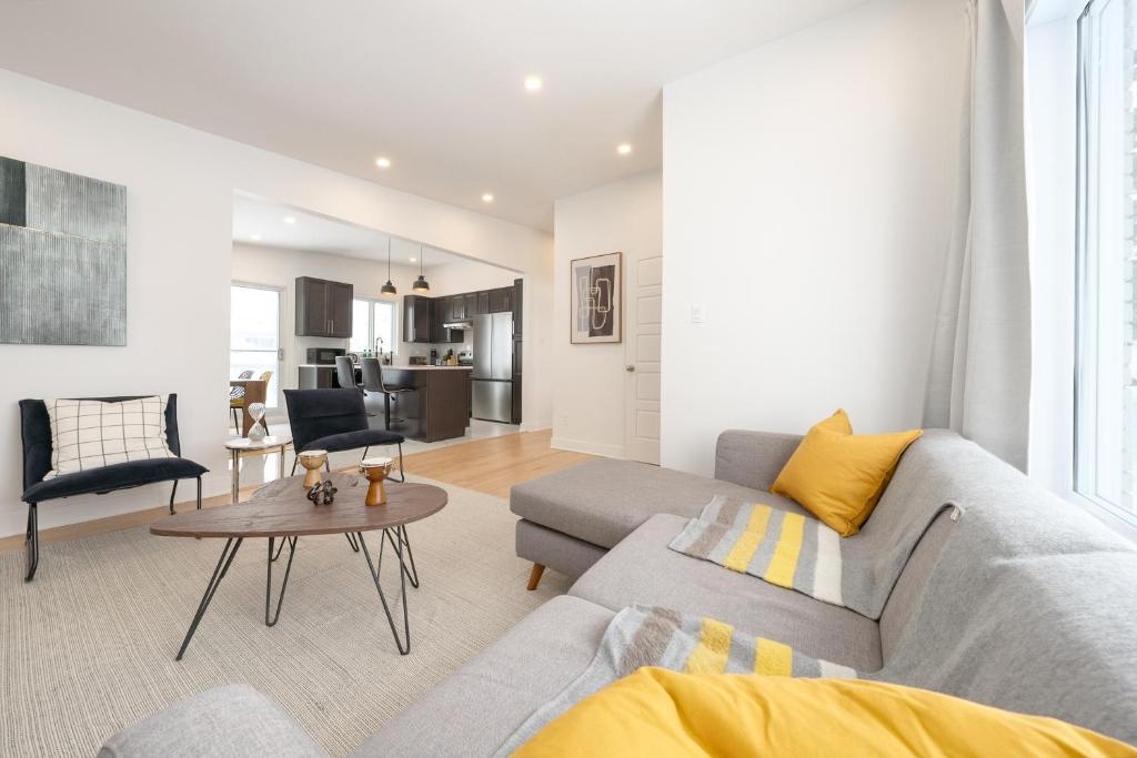 Contemporary renovated house in southshore MTL photo 2