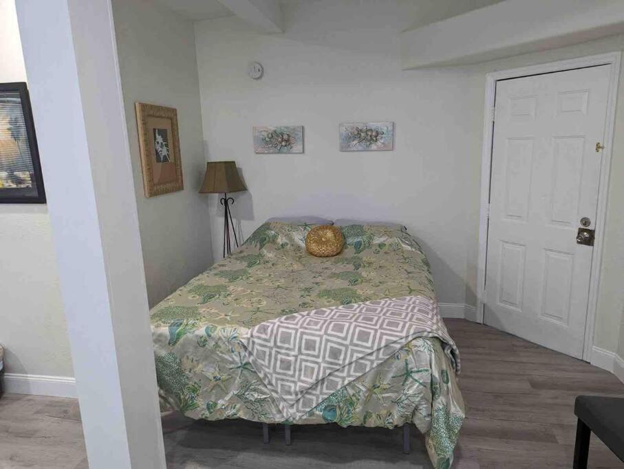 Renovate Large Studio 21-Directly Across Beach image