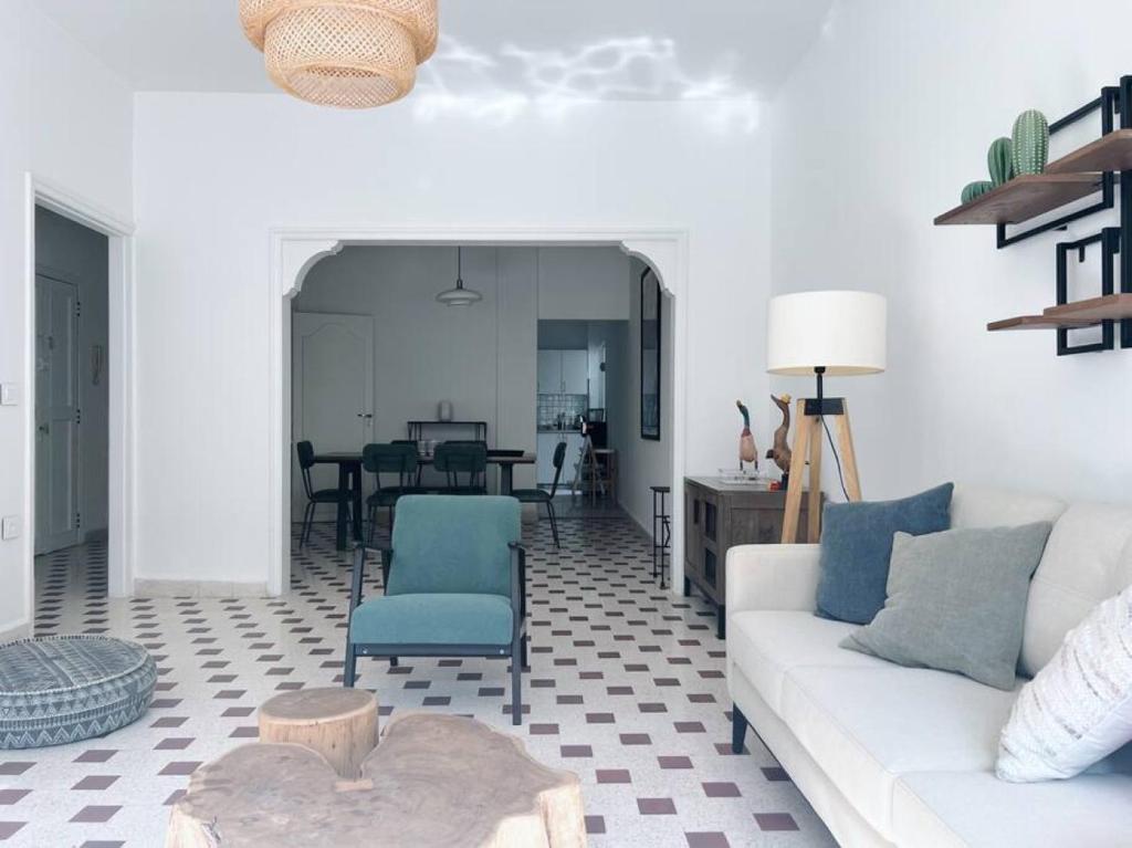 Sunny Eclectic 3BR house in Gemmayze photo 4