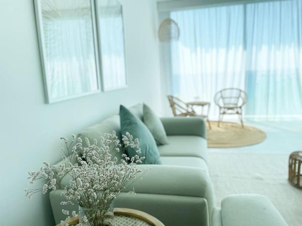 Amchit Bay Beach Residences 3BR w Indoor Jacuzzi photo 1