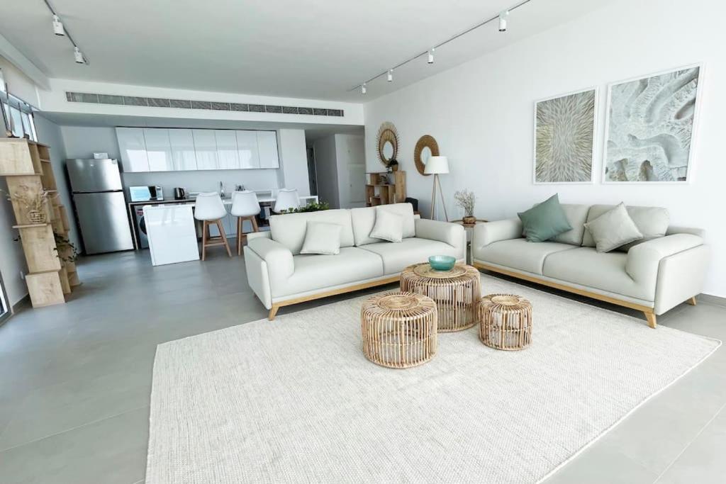 Amchit Bay Beach Residences 3BR w Indoor Jacuzzi photo 2