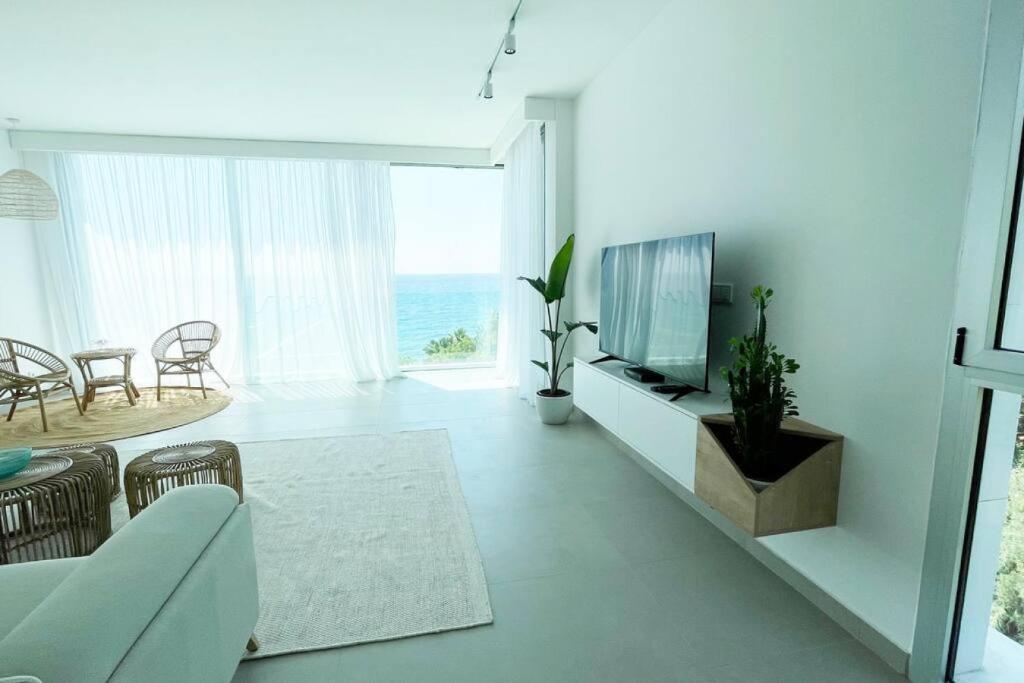 Amchit Bay Beach Residences 3BR w Indoor Jacuzzi photo 3