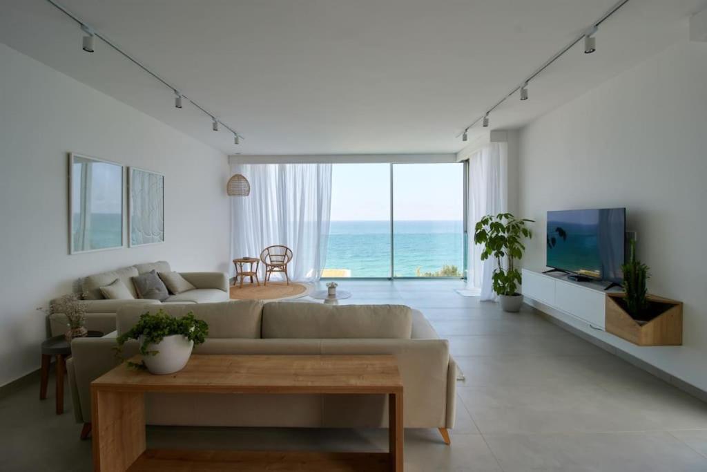 Amchit Bay Beach Residences 3BR Rooftop w Jacuzzi