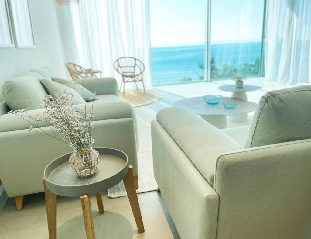 Amchit Bay Beach Residences 3BR Rooftop w Jacuzzi photo 1