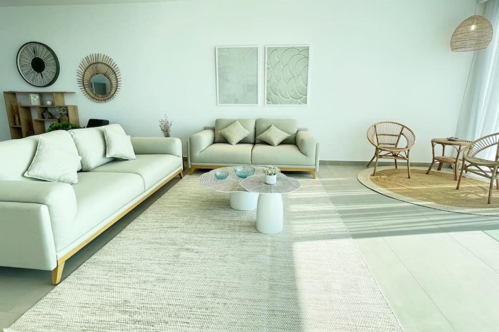 Amchit Bay Beach Residences 3BR Rooftop w Jacuzzi photo 2