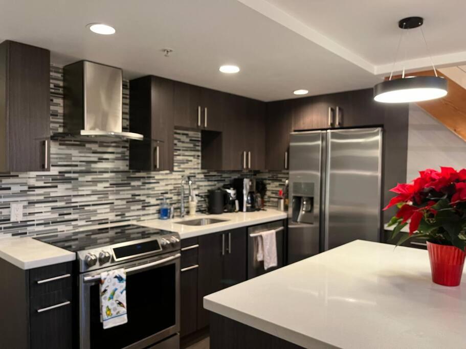Modern top-floor 1-bedroom loft with free parking - Tap to explore photos
