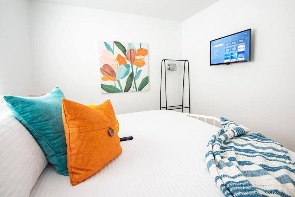 Vulcan’s Hideout / Cozy King Bed / A1 image