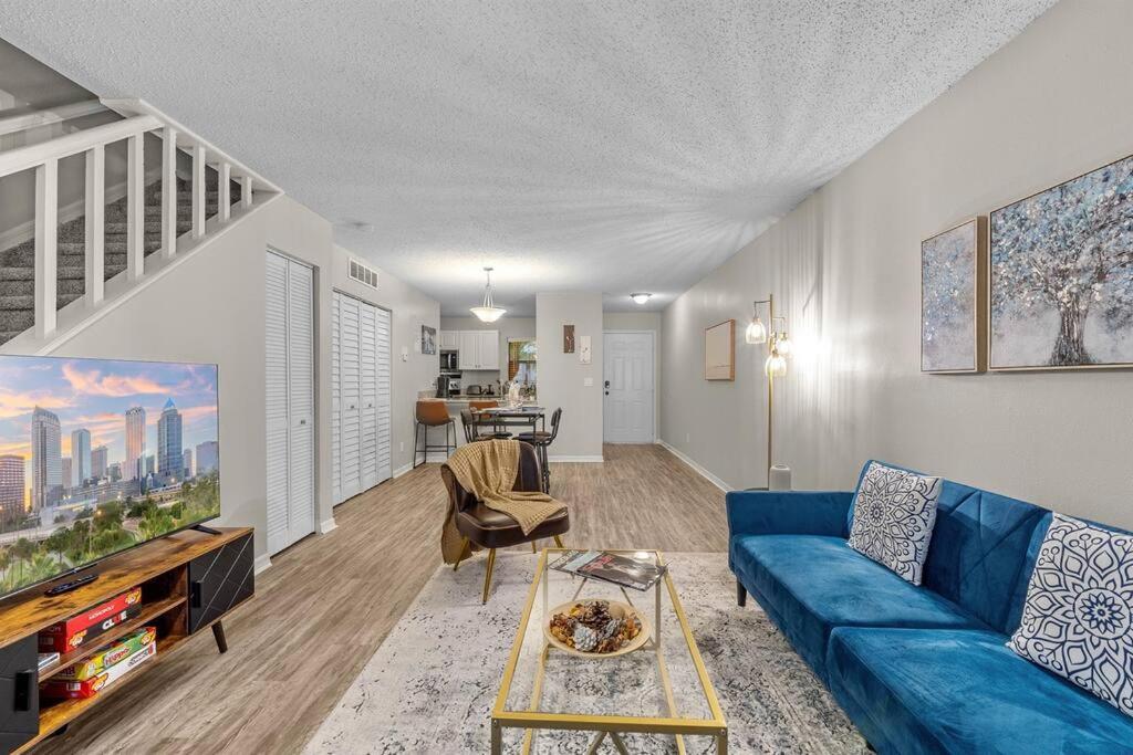 Cozy Townhouse - Gym Pool Golf Fast WiFi 2B2B image