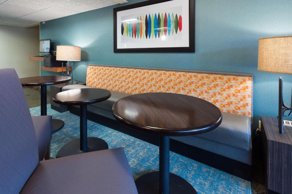 Drury Inn & Suites Columbia Stadium Boulevard photo 2