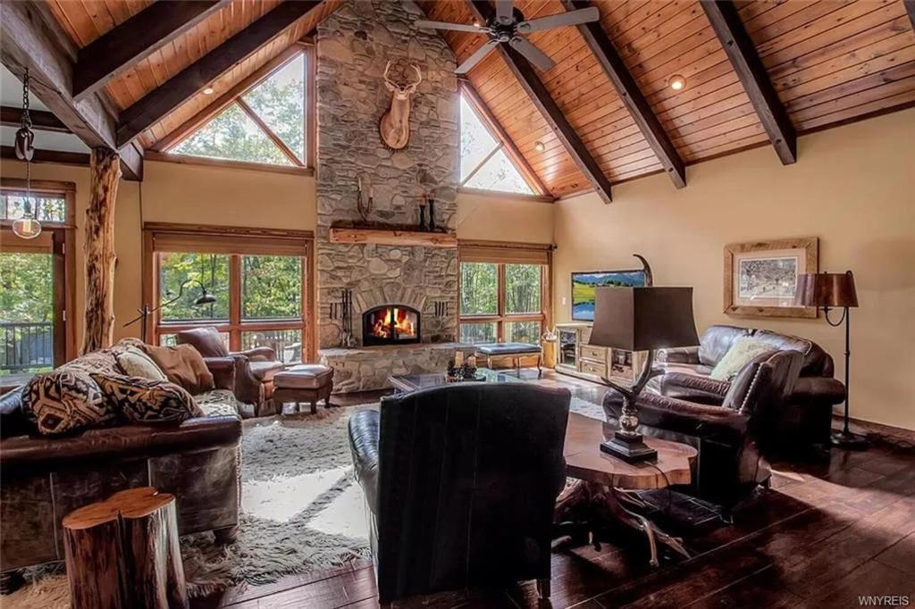 Luxurious Chalet! Hot-tub, Bonfire & Ideal Location for Skiing & Town image