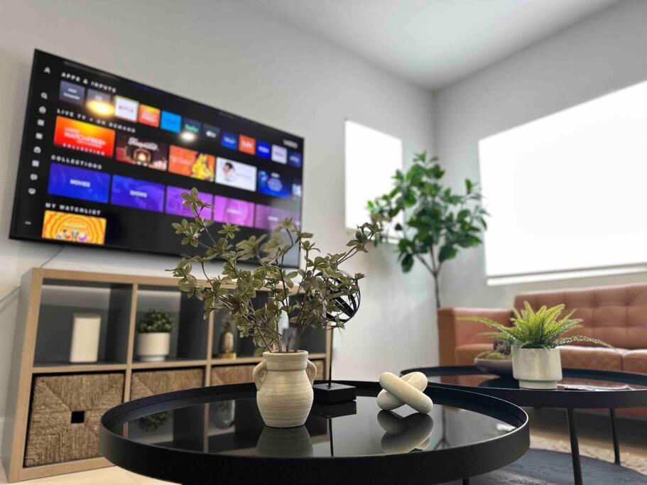 Cozy 4Bed Home in Calle 8 image