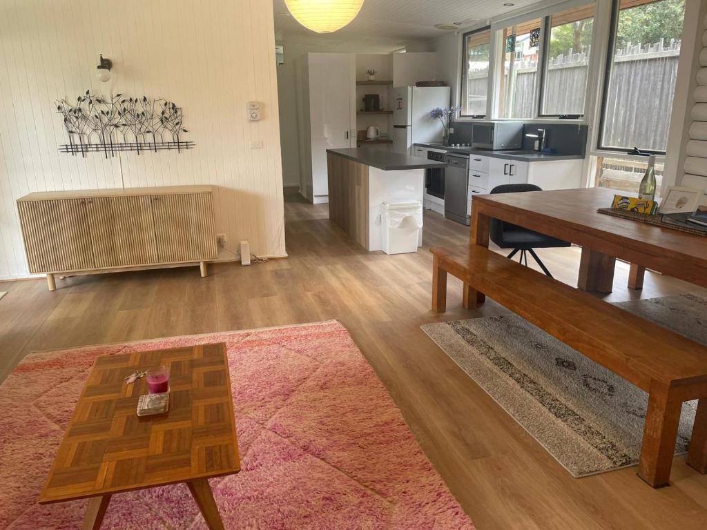 Lorne Groovy Ocean View Log House, Pet Friendly, FREE WIFI wine & chocolates kangaroos in the evening photo 4