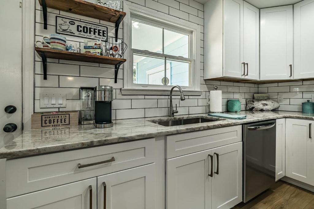 Newly Renovated listing! Cottage on Broad photo 2