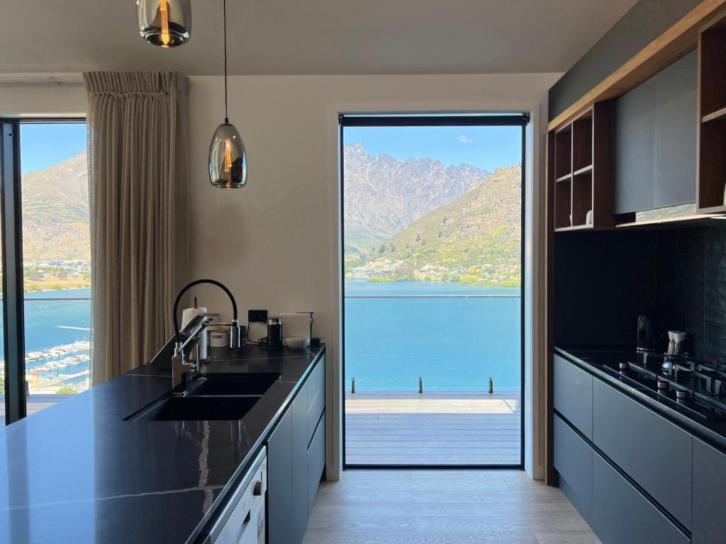 Stunning Lakeview Holiday House Queenstown photo 3