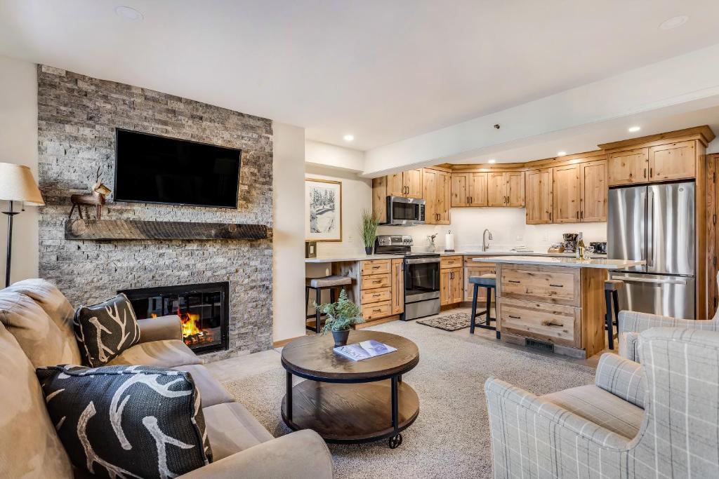 Laurelwood Condominiums 107 image