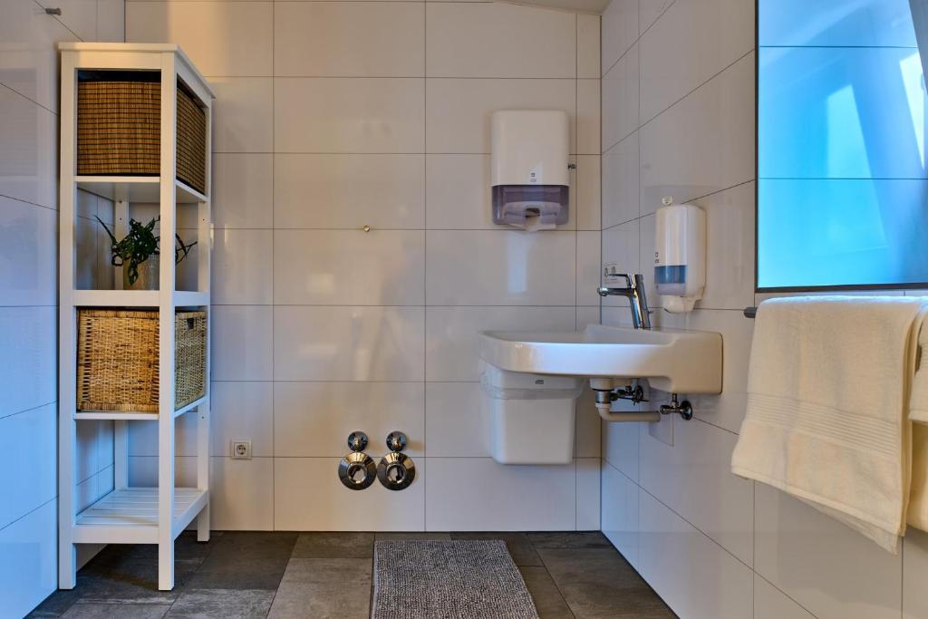 Charmante Wohnung für 2 Personen in Zentrumsnähe x privater Parkplatz x hochwertige Coworking-Arbeitsplätze im Haus photo 4