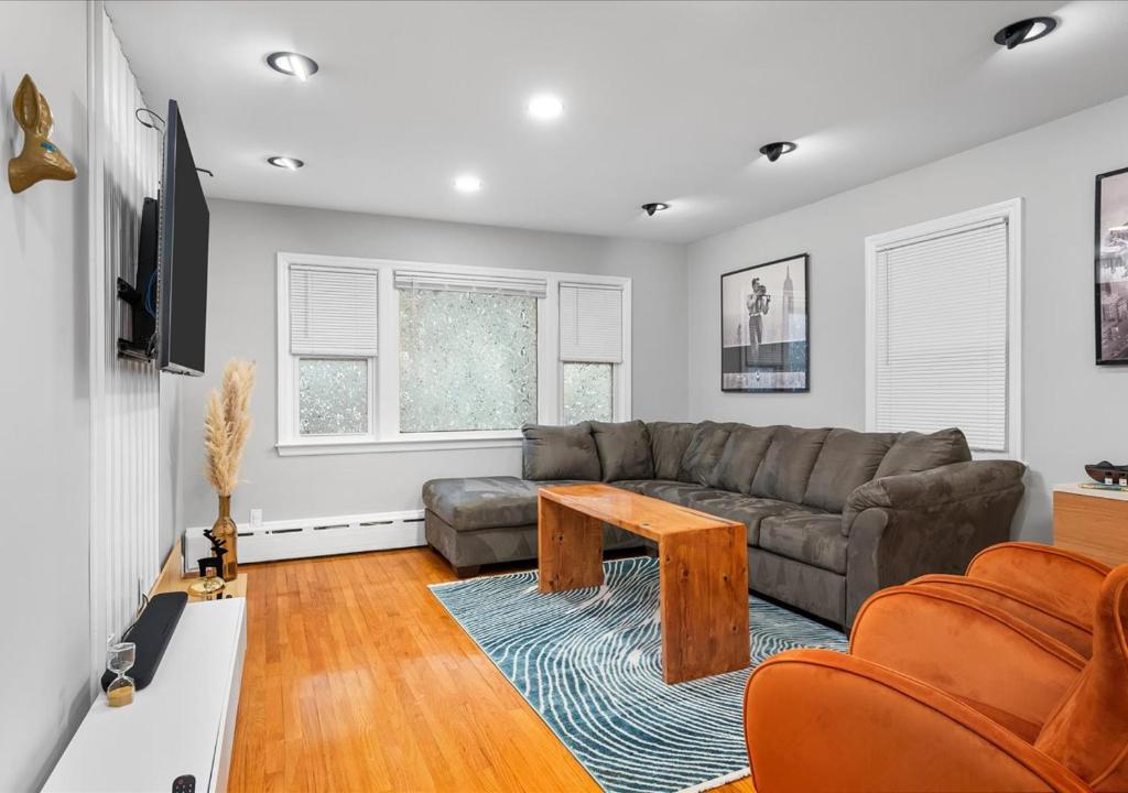 Chic, Modern & Cozy, Walk to Train,Free Parking NYC image