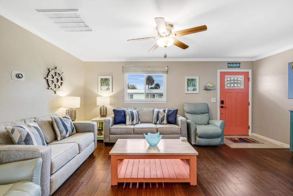 Couples Retreat, Hot Tub, 4 mins to Beach