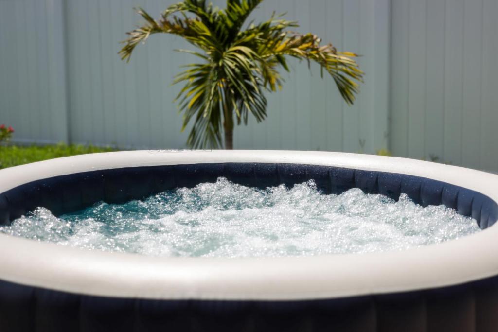 Couples Retreat, Hot Tub, 4 mins to Beach photo 3
