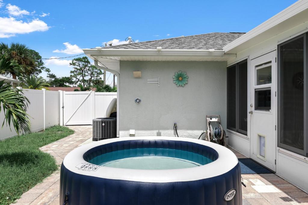 Couples Retreat, Hot Tub, 4 mins to Beach photo 1