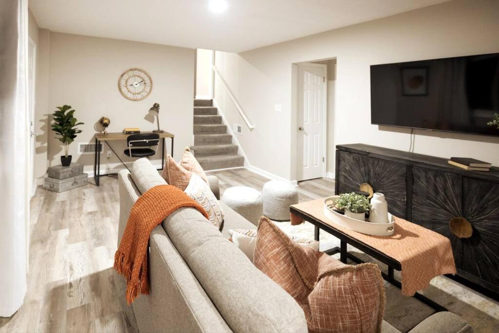 Spacious Oasis in Quiet Suburb photo 2