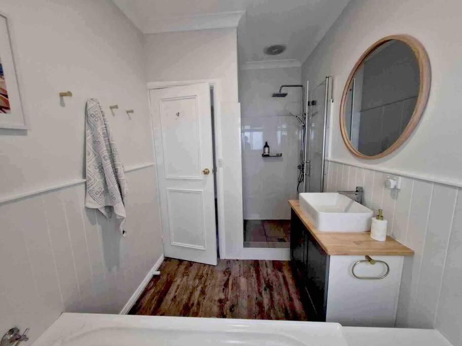 3-bed recently-renovated coastal style home photo 2