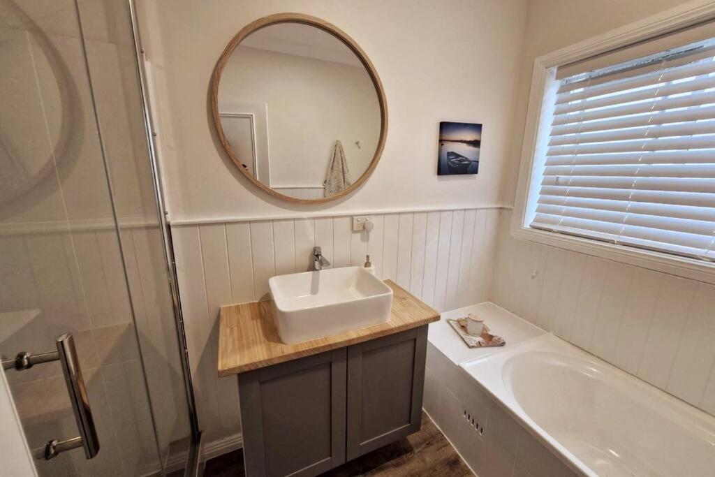 3-bed recently-renovated coastal style home photo 3