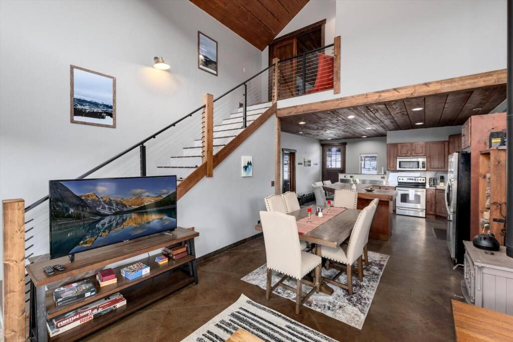 The Bross Ranch Cabin - Open Floor Plan! 10Mi to Ski Breck! Hot Tub! photo 1