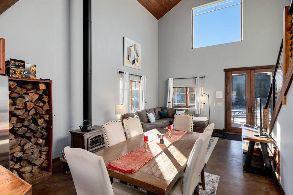 The Bross Ranch Cabin - Open Floor Plan! 10Mi to Ski Breck! Hot Tub! photo 4