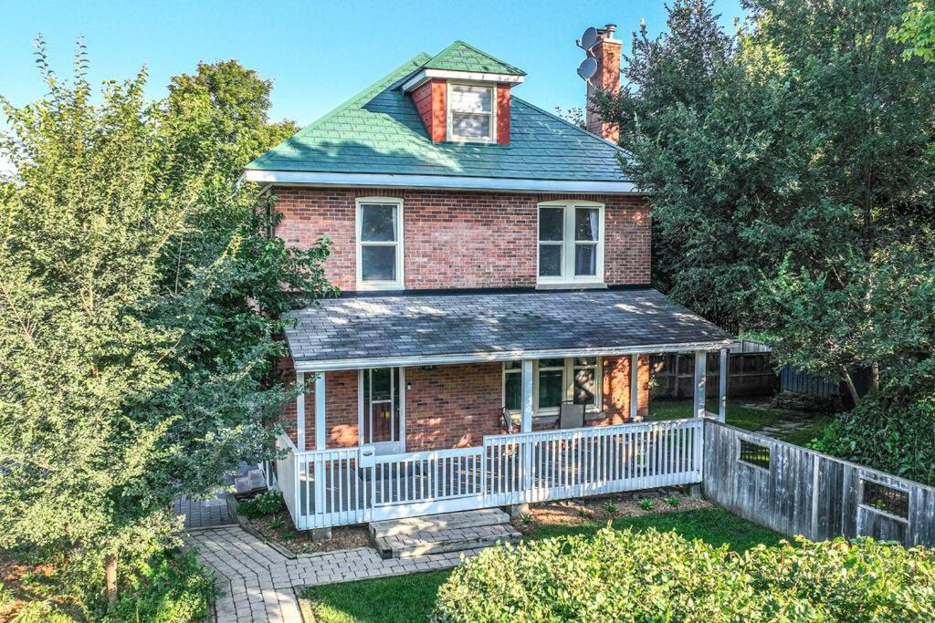 Charming 3BR Century Home in Downtown Barrie photo 1
