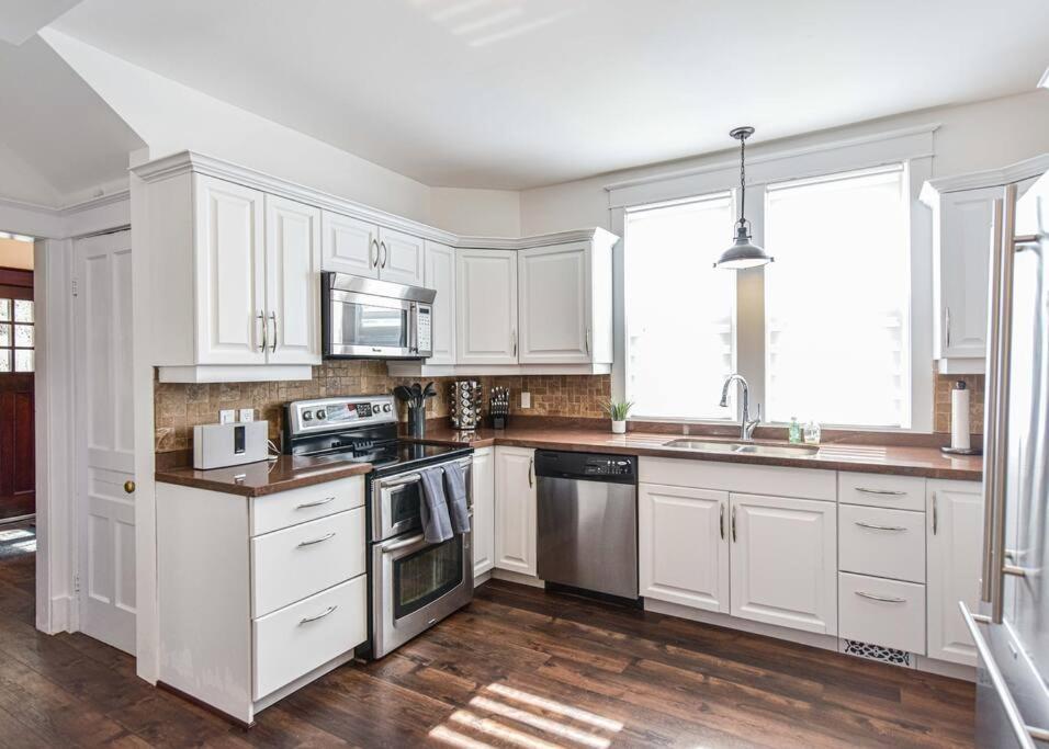 Charming 3BR Century Home in Downtown Barrie photo 4