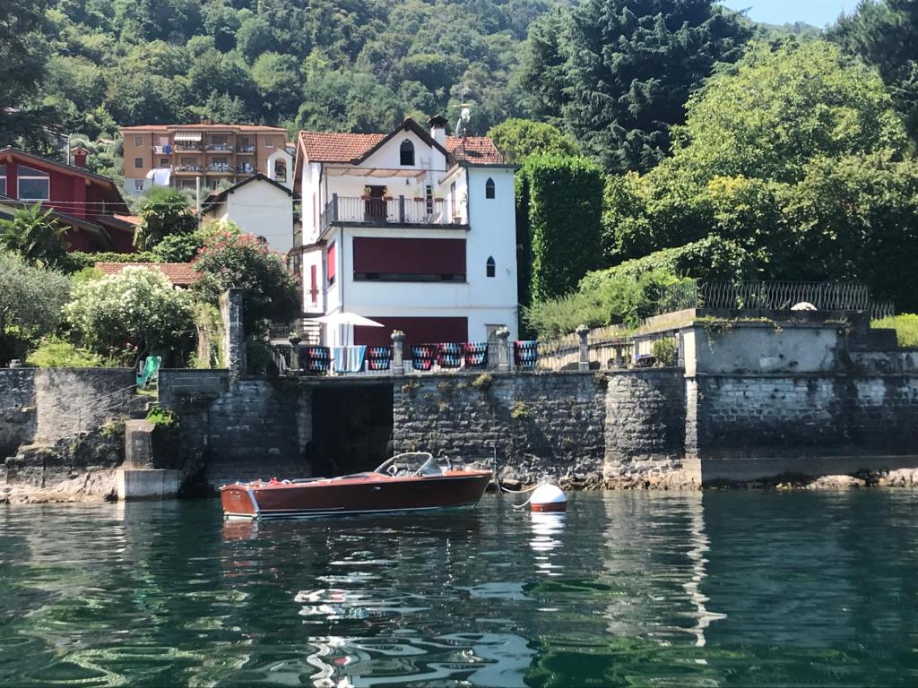 Beautiful Villa with Private Access to the Lake. photo 1