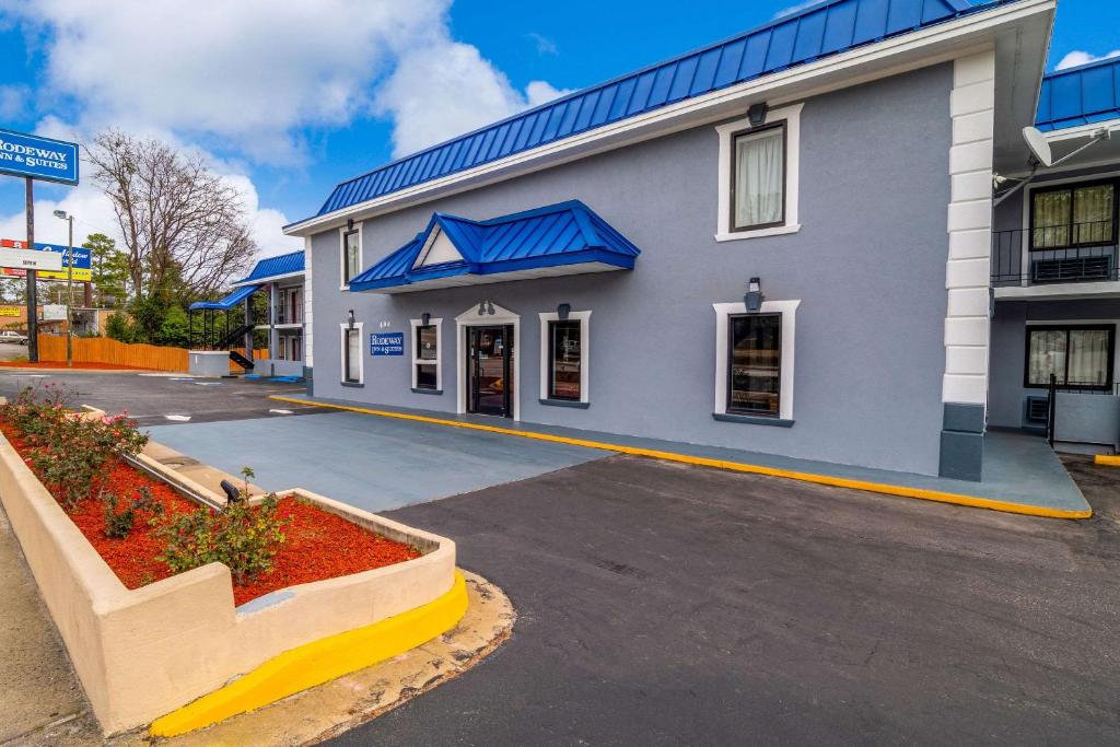 Rodeway Inn & Suites Fort Jackson image