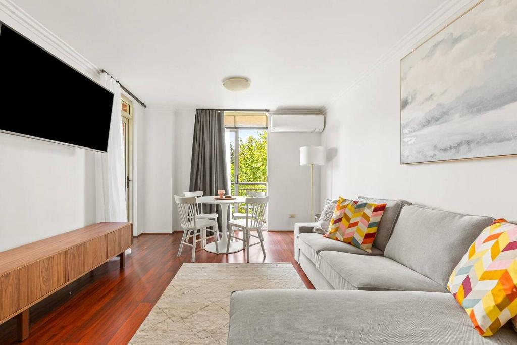 'Woolloomooloo Wonder' A Sydney Work-Play Hideout