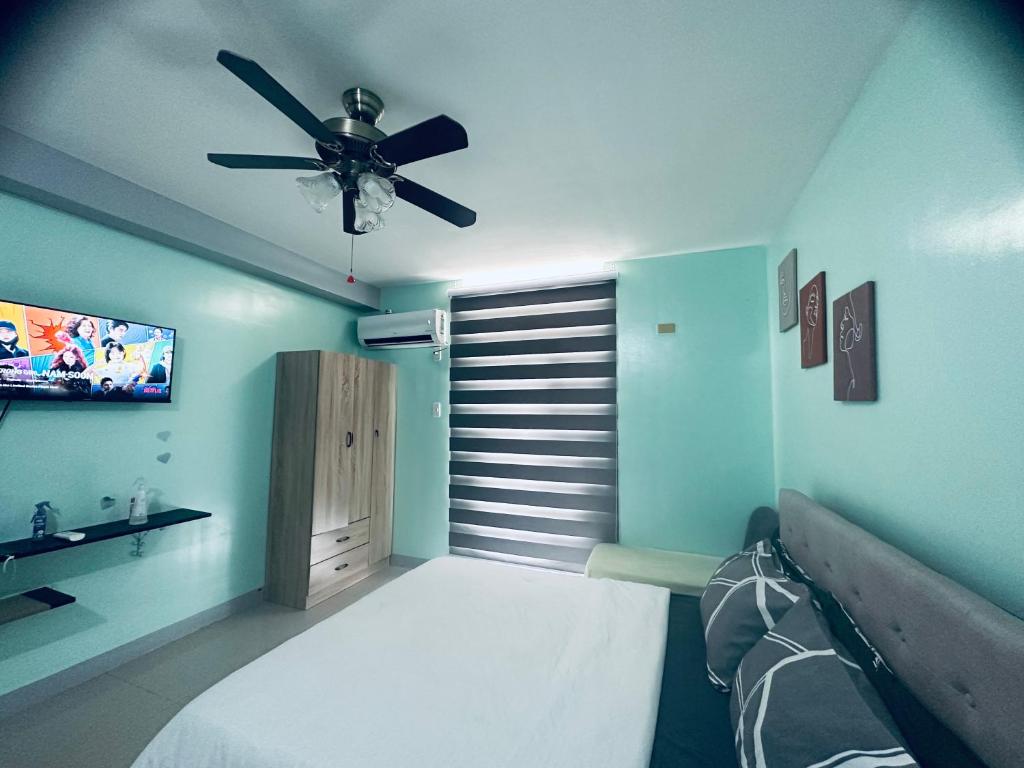 Fully Furnished Condo with Balcony Fiber Wi-Fi photo 3