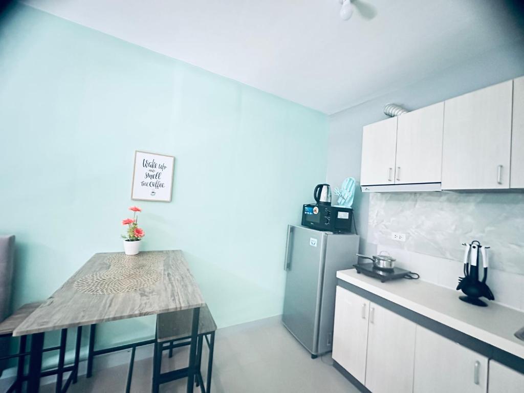 Fully Furnished Condo with Balcony Fiber Wi-Fi photo 1