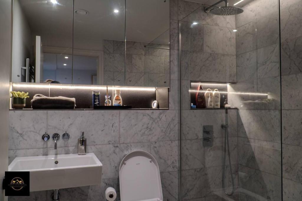 Lovely 3-Bed Apartment in Altrincham photo 4