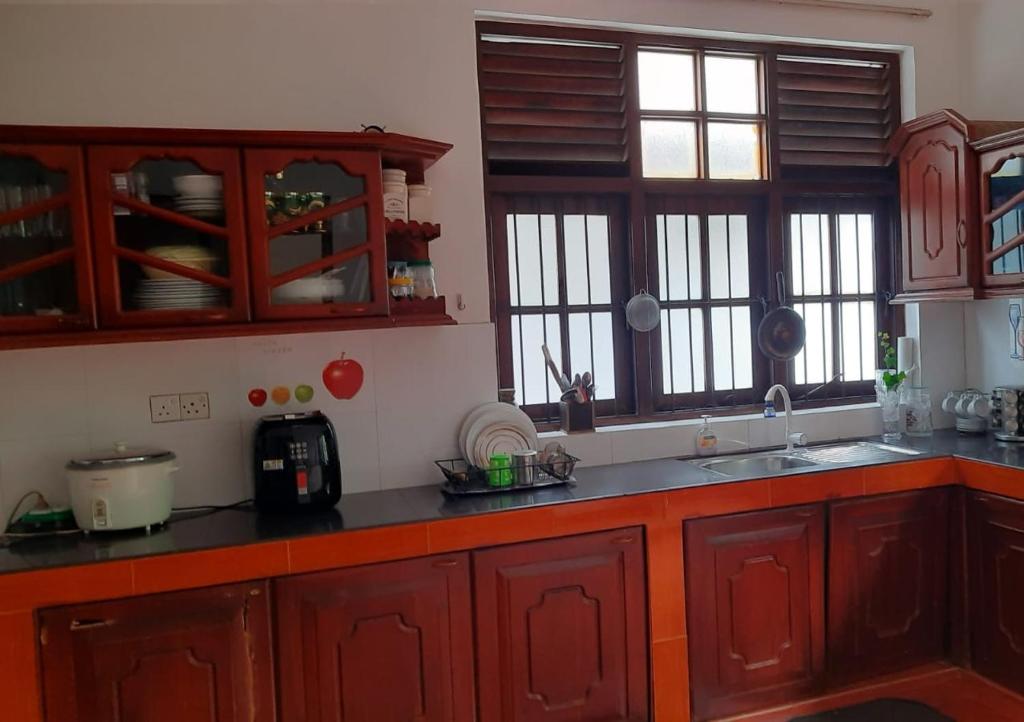 Party allowed Ja Ela Luxury entire home with 4 rooms photo 2