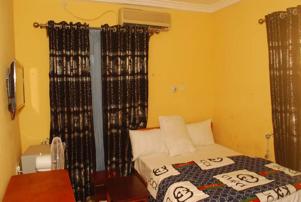 Mary queen hotels and suites photo 4