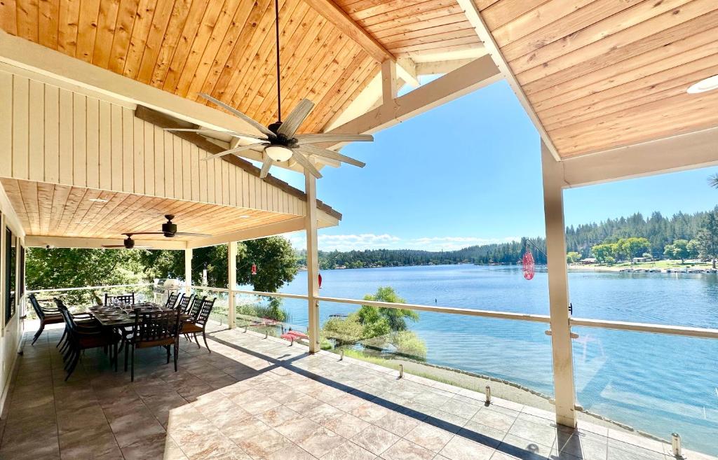 Luxury Yosemite Lake House photo 3