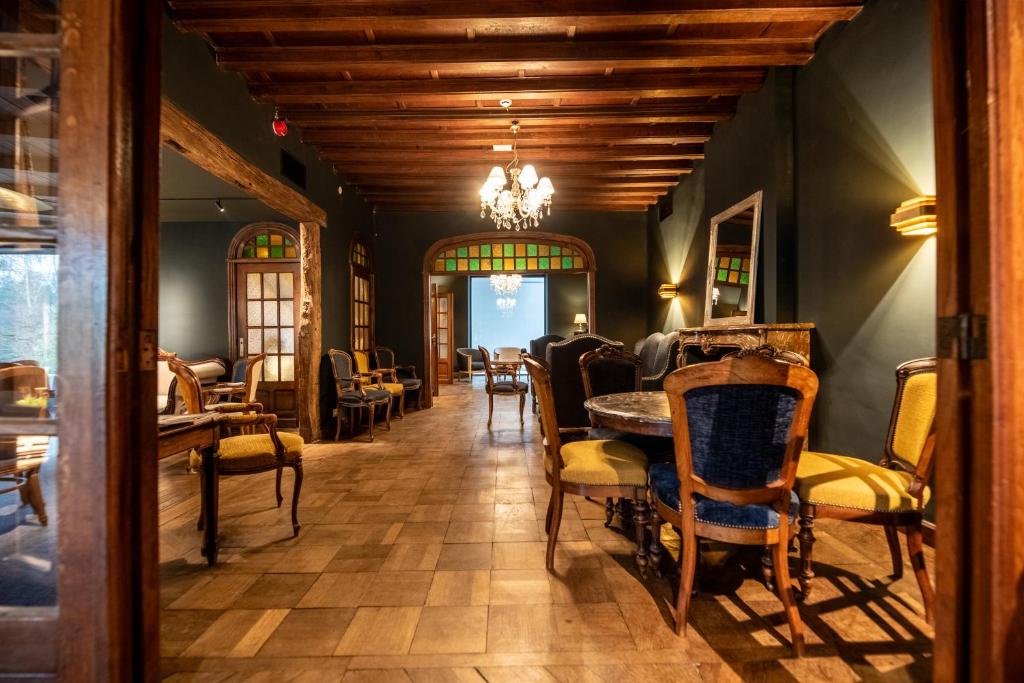 Logis Hostellerie De La Claire Fontaine photo 4