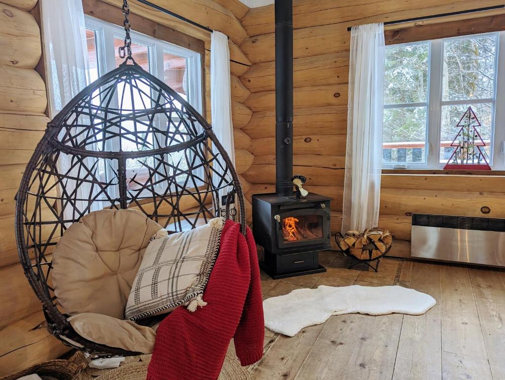 Breathtaking log house with HotTub - Winter fun in Tremblant photo 3