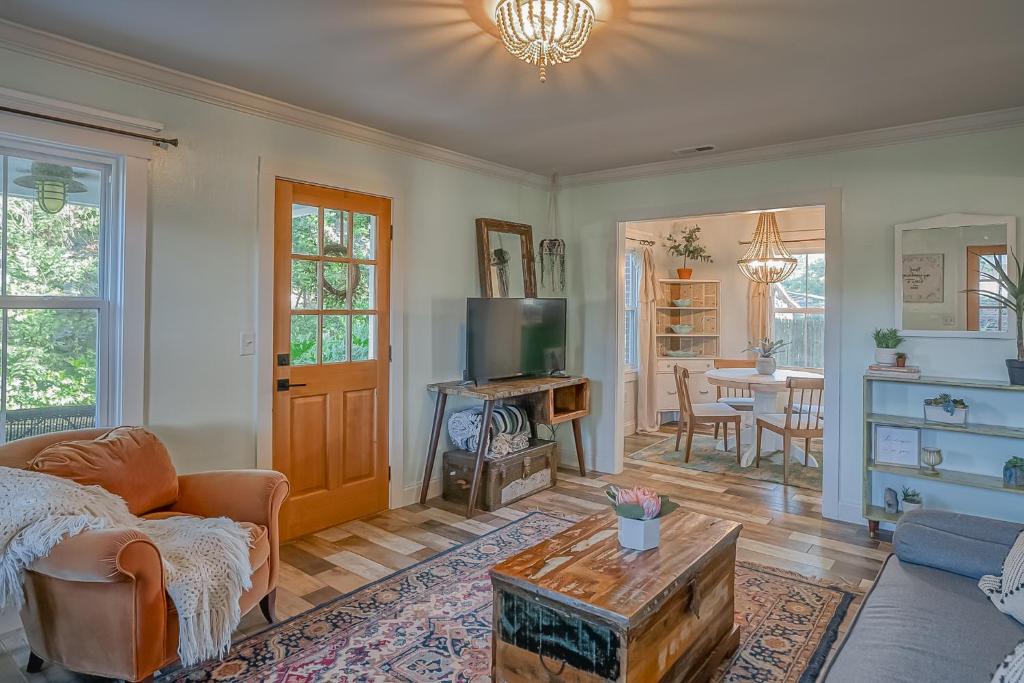 Urban Nest Cottage - Book Now! photo 2