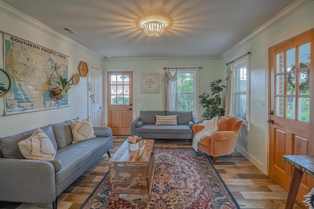 Urban Nest Cottage - Book Now! photo 3