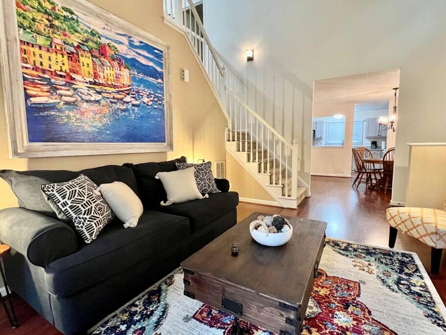 Cheerful 3 Bedroom/3 Bath Home near RDU Airport image
