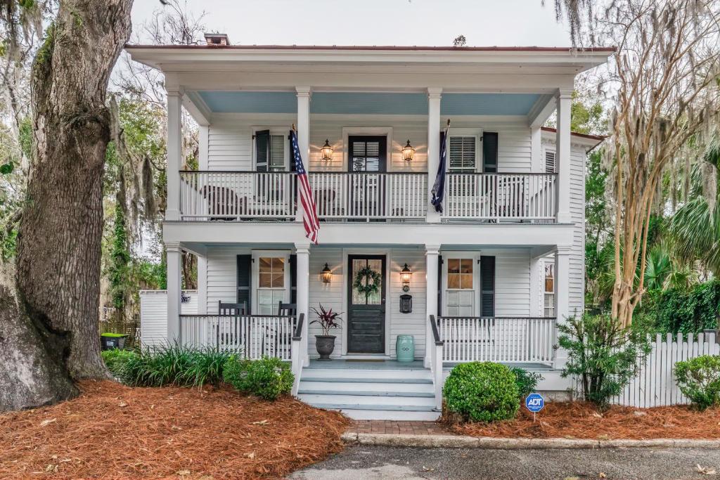 The Sandpiper - Just Steps to Downtown Beaufort and Beaufort River photo 1